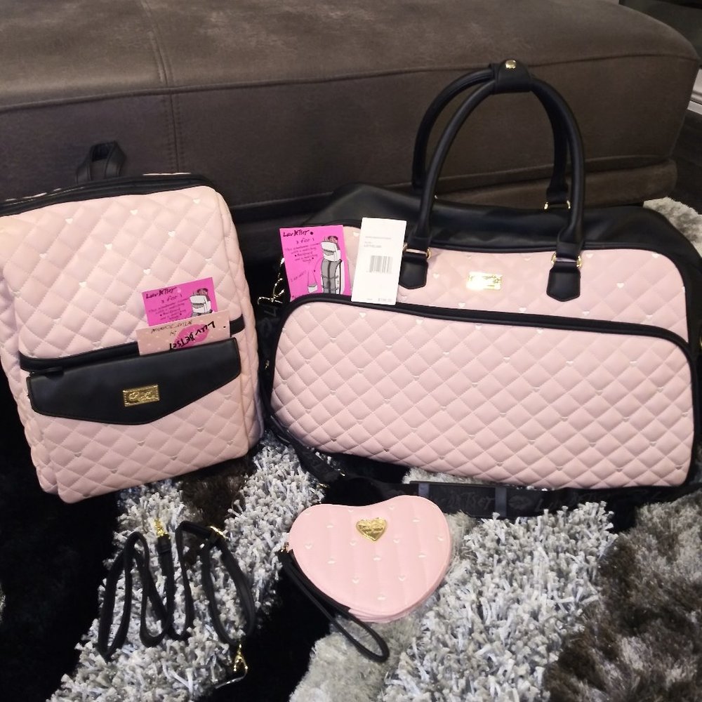 BETSEY JOHNSON 3FOR1 LUGGAGE SET W/ FREE WRISTLET